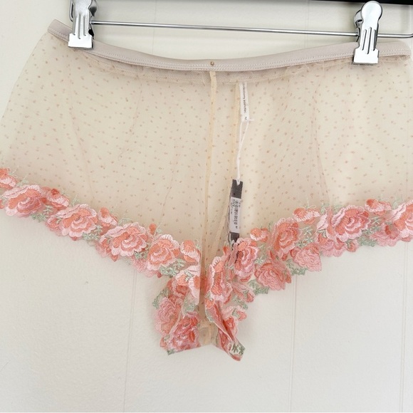 NWT GOOSEBERRY INTIMATES Petal Embroidered Lace Bra and Shorts Set Small Medium - Picture 6 of 10